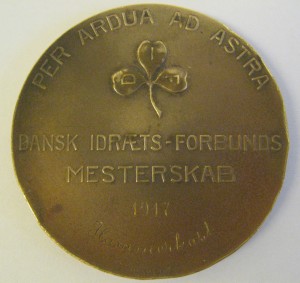 August Olsens DM-medalje fra 1917 (bagsiden)