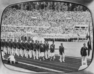Det danske holds indmarch under åbningsceremonien ved OL 1960 i Rom. Forrest med dannebrog den tidligere HfS’er Benny Schmidt. FOTO: FRA BENNY SCHMIDTS SCRAPBOG, FOTOGRAF UKENDT