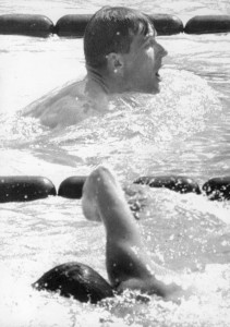 De fleste af konkurrenterne ved OL i Rom crawlede, mens Benny Schmidt (øverst) benyttede sig af brystsvømning. Det kostede tid og point. FOTO: FRA BENNY SCHMIDTS SCRAPBOG, FOTOGRAF UKENDT