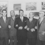 Se godt på de festklædte og stolte mennesker, som var samlet i Albert Rasmussens hjem i forbindelse med HfS’ 40 års jubilæum i 1955.
Det er fra venstre Lis Josefsen, Albert Rasmussen, Vagn Rasmussen, Asger Horne Jensen, Niels Møller, Emil Højer, Pahlm Jensen og August Olsen. De er noget særligt!
På det tidspunkt repræsenterede de tilsammen 47 danske mesterskaber i atletik.
Året efter i 1956 steg tallet til 49, da Lis Josefsen vandt sine to sidste mesterskaber, inden Hanne Nielsen i 1957, med det allersidste mesterskab til HfS atletikafdeling, afsluttede en imponerende epoke i Horsens-idrætten med 50 danske mesterskaber på 40 år.
FOTO: HORSENS IDRÆTSARKIVS SAMLING / FOTOGRAF UKENDT