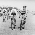 Indenfor sportens verden bliver der ofte talt om
de små marginaler. Billedet fra 1943 er et
eksempel på de allermindste.
På landevejene ved Svendborg vandt HAC-
rytteren Chr. Pedersen (t.v.) det første DM i
cykling til Horsens. Han besejrede de tre
foregående års mester, Rudolf Rasmussen,
KCK, i den millimetertætte spurt. Dermed
tippede magtbalancen i dansk landevejscykling.
Rud. Rasmussen vandt ikke flere DM-titler,
mens Chr. Pedersen vandt yderligere fem.
I baggrunden et styrt med bl.a. Henning Schou, HAC, som efterfølgende måtte spadsere i
FOTO: CHR: PEDERSENS BILLEDSAMLING, HORSENS IDRÆTSARKIV / FOTOGRAF UKENDT.