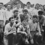 Ny HfS-oprykning til 2. div. i sæsonen 1961
Trods et nederlag i Vanløse Idrætspark til hjemmeholdet flaskede andre resultater sig sådan, at HfS for anden gang i historien kunne fejre oprykning til fodboldens 2. division.
Bagers fra venstre. Finn Gertsen, Knud Larsen, Jens Kjærbye, Carl Aamand, Erik Sørensen og træneren Knud Knudsen.
Midterst fra venstre: Poul ’Julle’ Jensen, Holger Christensen og Jørn Rasmussen.
Forrest fra venstre: Knud Olesen, Max Møller og Erik Pedersen.
FOTO: HORSENS FOLKEBLAD • HORSENS IDRÆTSARKIVS SAMLING