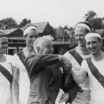 Ved OL 1948 i London vandt Horsens for anden
gang i historien en olympisk medalje, og ligesom
den første var den af sølv.
Medaljen blev vundet af Horsens Roklubs firer
uden styrmand. Besætningen bestod af fire unge
ingeniører, som roede sølvmedaljen hjem i en lånt
båd fra Haderslev Roklub.
Borgmester Jens Chr. Juliussen havde taget turen
fra Horsens til London for at følge roerne, og i
Henley-on-Thames var det en begejstret
borgmester, der umiddelbart efter rofinalen hyldede
sølvvinderne Ib Storm Larsen, Helge Muxoll
Schrøder, Aksel Bonde Hansen og Helge Halkjær.
FOTO: HORSENS IDRÆTSARKIVS SAMLING / FOTOGRAF UKENDT