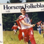 I dagene 9.-12. juli 1995 arrangerede Horsens Orienteringsklub junior-VM. Det blev en stor succes med to guldmedaljer til Danmark. Christina Grøndahl vandt i klassisk mens drengeholdet sejrede i stafetten. Her bestod holdet af Jesper Damgaard, Mads Ingvardsen og Horsens OK’s egen Troels Nielsen.
På billedet krydser Troels Nielsen målstregen i Ry Sønderskov, som sidste stafet på det danske hold – og som nybagt verdensmester.
FOTO: HORSENS IDRÆTSARKIVS SAMLING. FOTOGRAF: Martin Ravn, Horsens Folkeblad