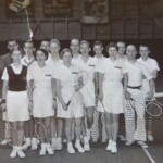 Badmintonspillere i Tennishallen den 21. november 1938. Der kendes kun navnet på en af spillerne. Det er Gerda Rasmussen, som er den kvindelige spiller, der står som nr. tre fra venstre i forreste række med ketcheren pegende opad. Spillerne er fra Horsens Tennisklubs badmintonafdeling, som i 1970 blev til Horsens Badminton Klub.
FOTO: HORSENS IDRÆTSARKIVS SAMLING / FOTOGRAF UKENDT.